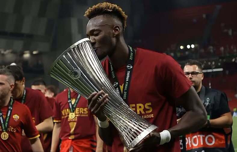 Abraham trước đ&oacute; từng v&ocirc; địch Champions League c&ugrave;ng Chelsea.