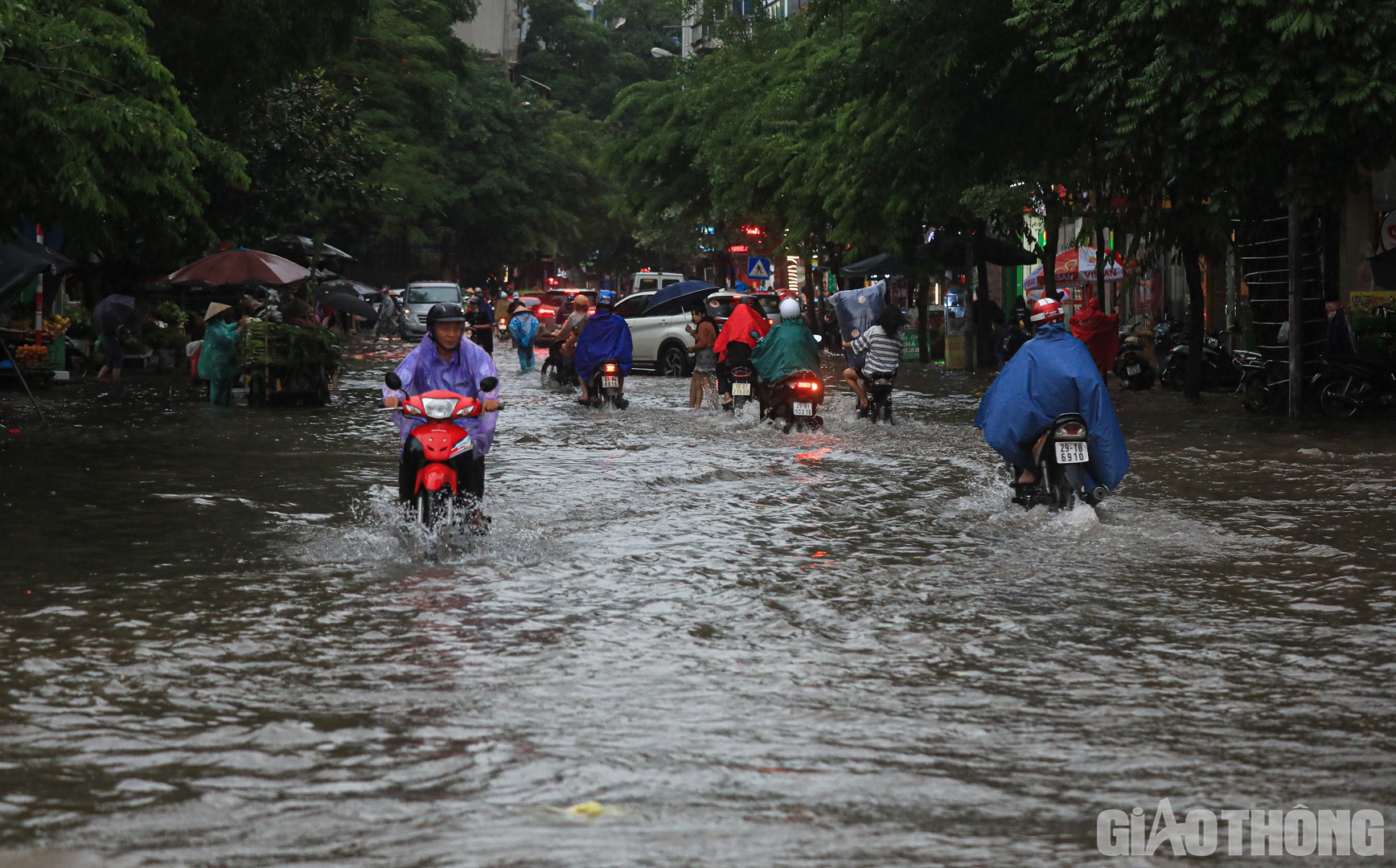 Tương tự, ngập &uacute;ng nặng cũng xuất hiện tr&ecirc;n phố Do&atilde;n Kế Thiện.