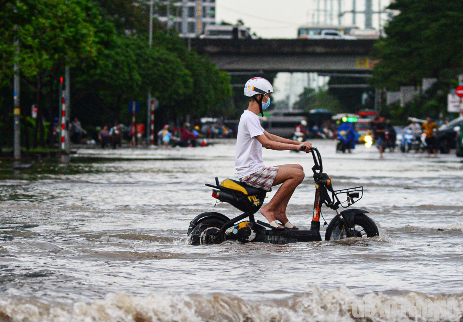 Người tham gia giao th&ocirc;ng chật vật di chuyển.