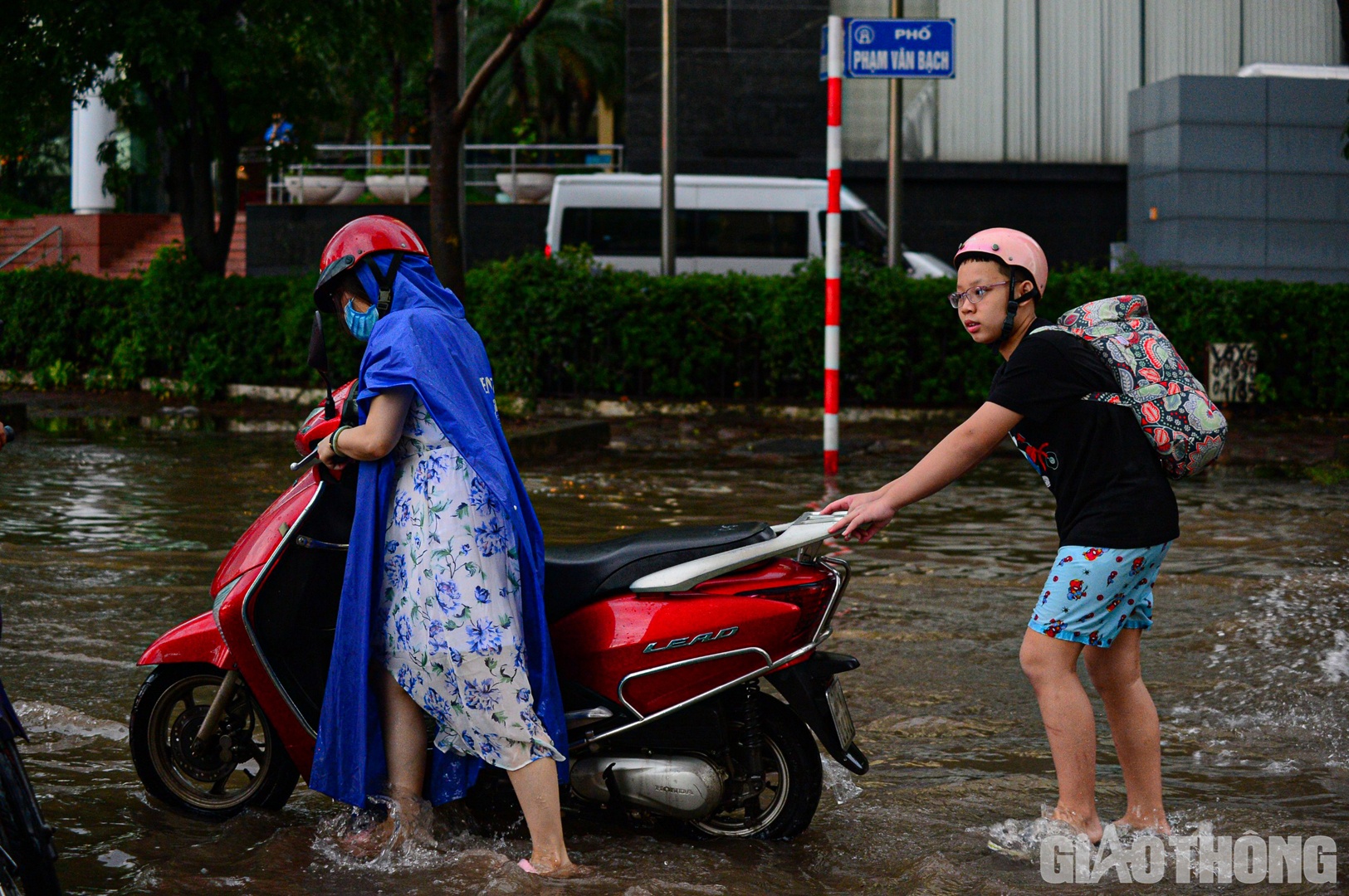 Con phố bị ngập khiến việc lưu th&ocirc;ng qua đ&acirc;y bị đảo lộn.