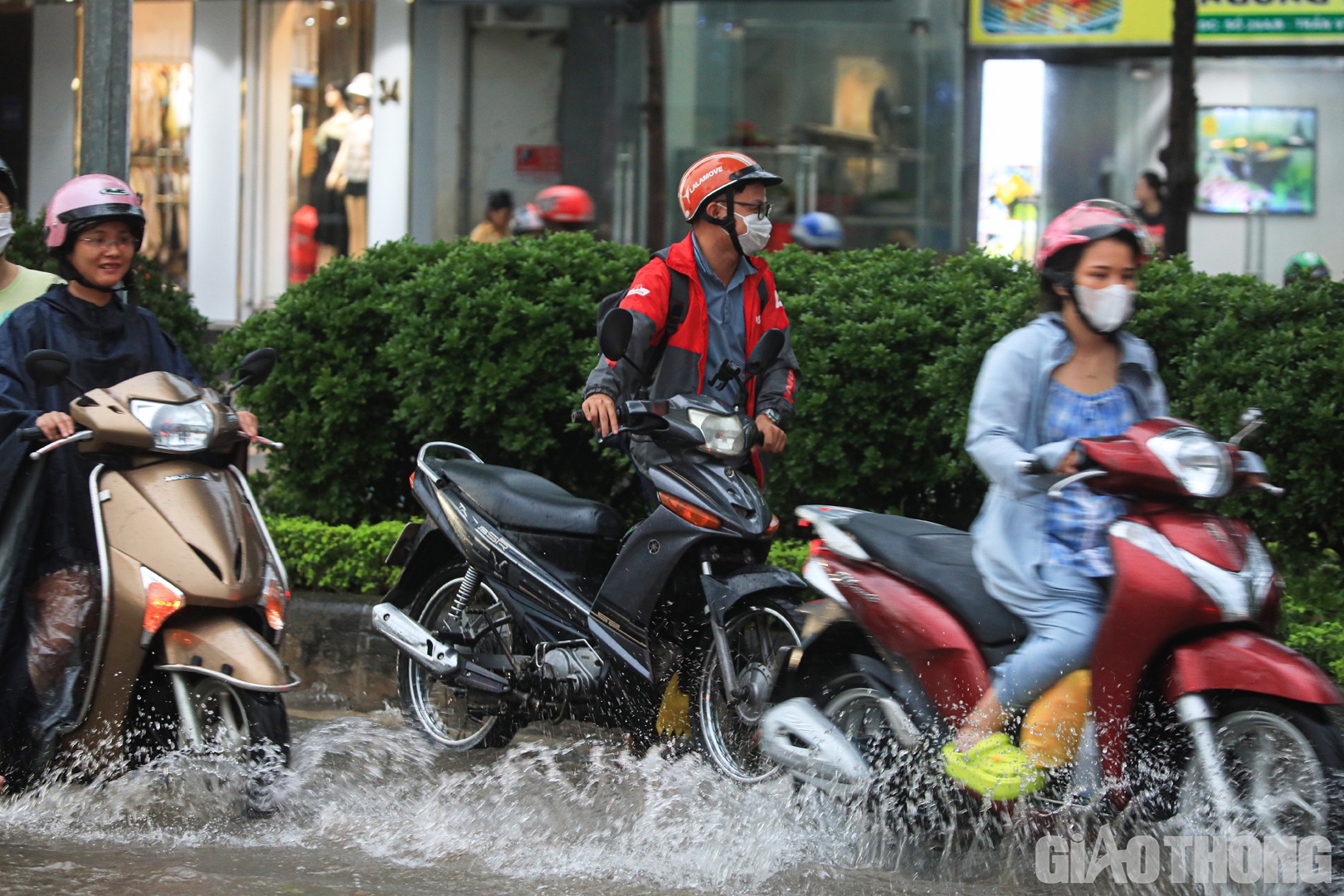 C&aacute;c phương tiện di chuyển qua đ&acirc;y đều rất kh&oacute; khăn v&agrave; nhiều xe bị chết m&aacute;y.