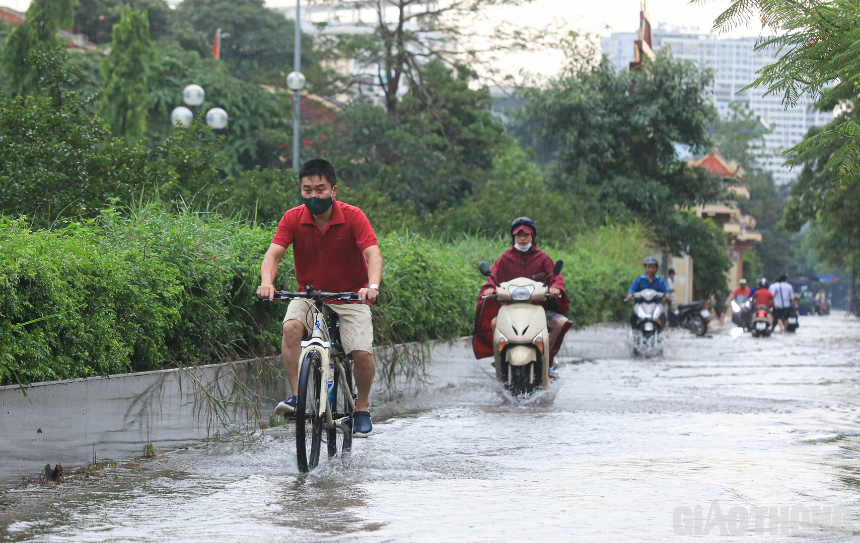 Nhiều người lựa chọn đi tr&ecirc;n vỉa h&egrave; để tr&aacute;nh chỗ ngập s&acirc;u.