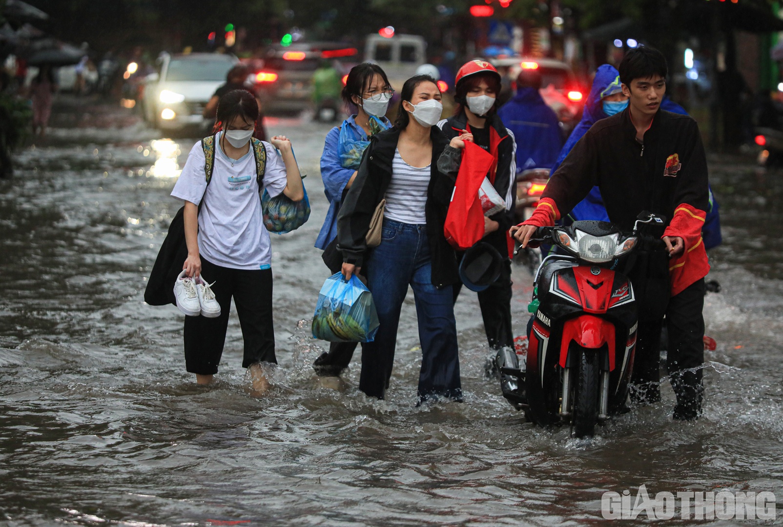 Cả người đi bộ v&agrave; người đi xe m&aacute;y đều "b&igrave; b&otilde;m" trong "biển nước".