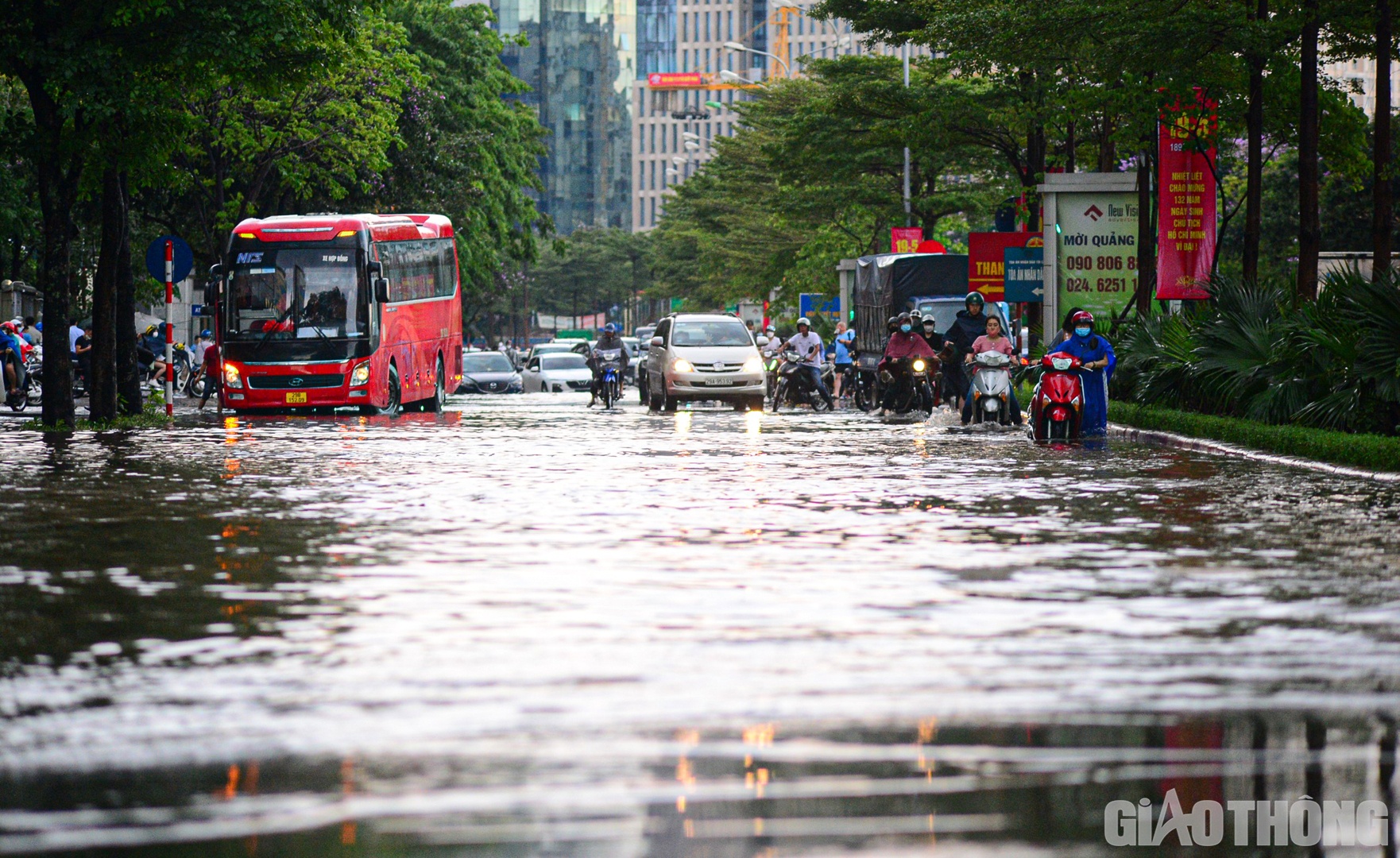 Tương tự, đường Phạm Văn Bạch nước cũng ngập tới hơn nửa b&aacute;nh xe.