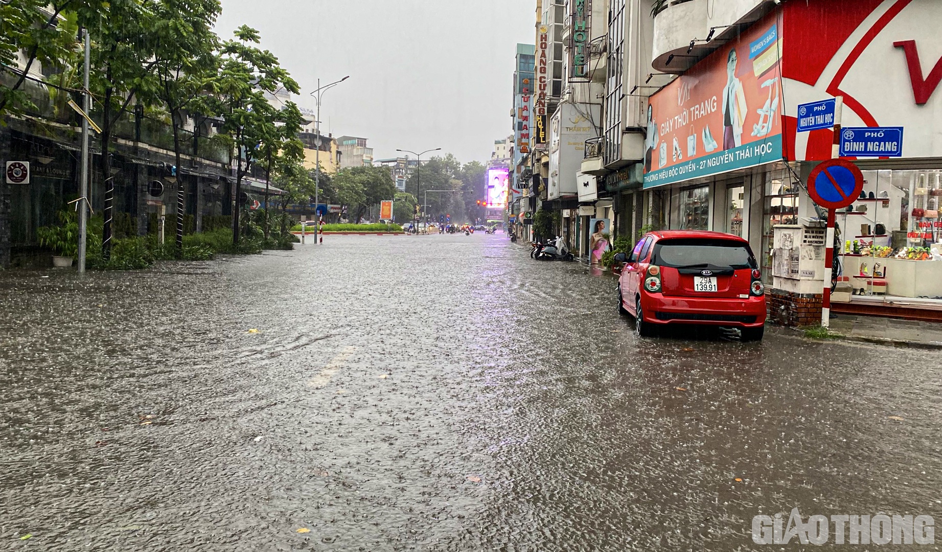 Phố Nguyễn Th&aacute;i Học giao với phố Đ&igrave;nh Ngang.