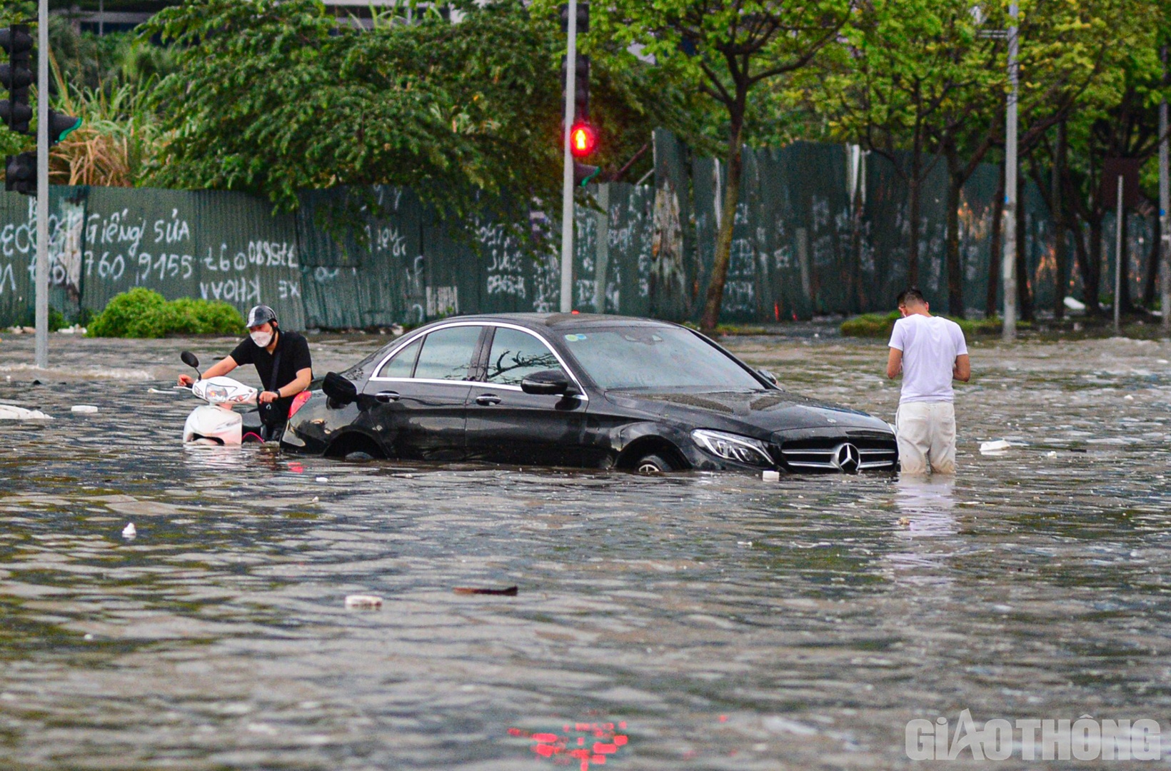 H&igrave;nh ảnh chiếc xe sang Mercedes bị chết m&aacute;y "bơi" trong nước.