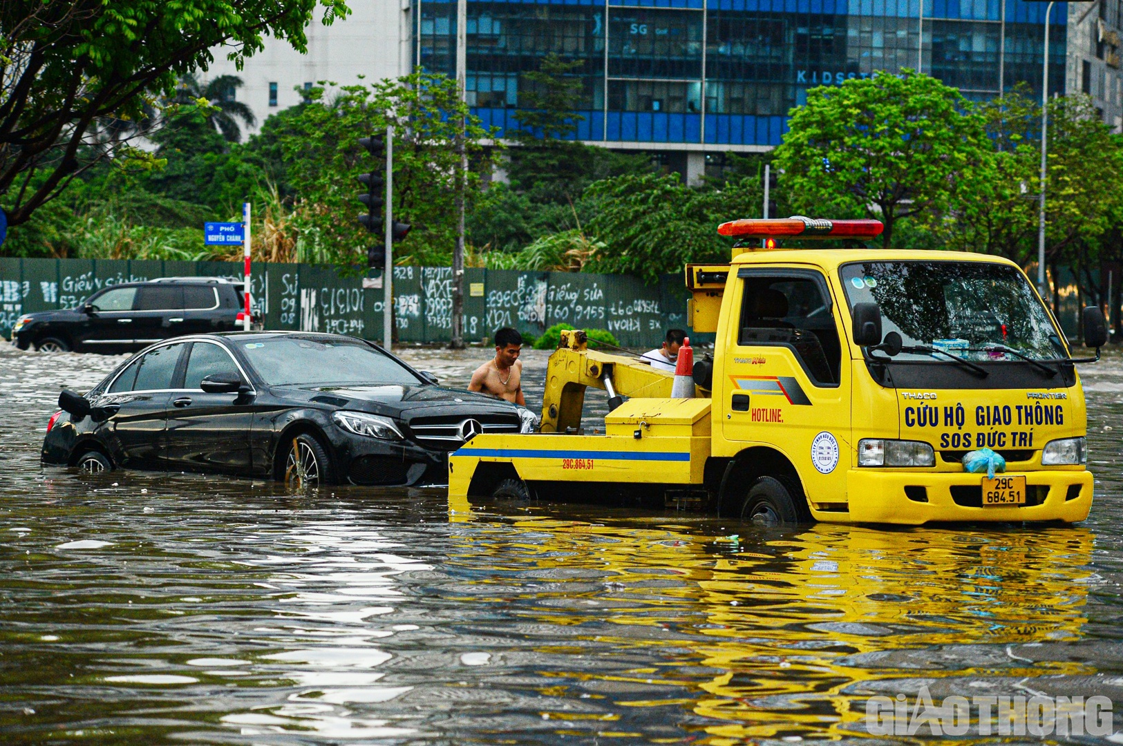 Đến khoảng 17h30, xe cứu hộ đ&atilde; xuất hiện để đưa chiếc xe n&agrave;y ra khỏi điểm ngập.