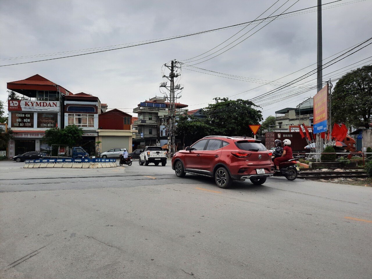 Trao đổi với PV B&aacute;o Giao th&ocirc;ng, &ocirc;ng Nguyễn Văn Thọ, Ph&oacute; Ph&ograve;ng Quản l&yacute; Đ&ocirc; thị thuộc UBND TP U&ocirc;ng B&iacute; (Quảng Ninh) cho biết: Trước kiến nghị của cử tri v&agrave; ch&iacute;nh quyền địa phương, mới đ&acirc;y, Sở GTVT tỉnh Quảng Ninh, C&ocirc;ng ty CP BOT Đại Dương v&agrave; cơ quan chức năng TP U&ocirc;ng B&iacute; đ&atilde; tiến h&agrave;nh kiểm tra, đ&aacute;nh gi&aacute; to&agrave;n diện những bất cập về hạ tầng, tiềm ẩn nguy cơ mất ATGT tại ng&atilde; ba Trưng Vương.