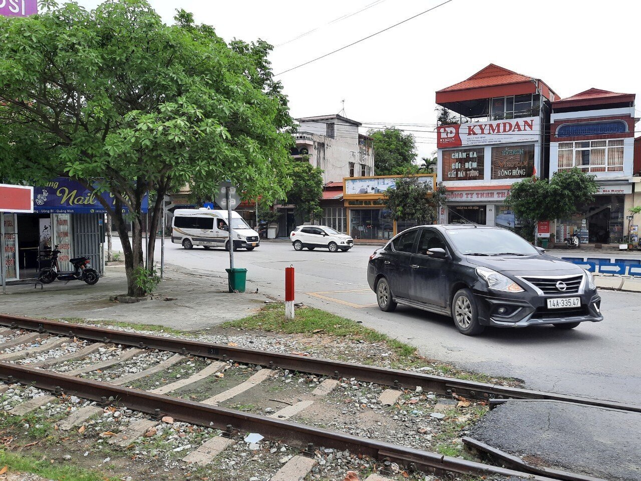 Qua quan s&aacute;t của PV B&aacute;o Giao th&ocirc;ng, đ&acirc;y l&agrave; n&uacute;t giao c&ugrave;ng mức giữa đường bộ với đường sắt, trong đ&oacute;, tuyến QL18A v&agrave; đường sắt chạy song song nhau v&agrave; giao cắt với đường Trưng Vương. Tại điểm giao cắt n&agrave;y, c&oacute; g&aacute;c chắn đường ngang.