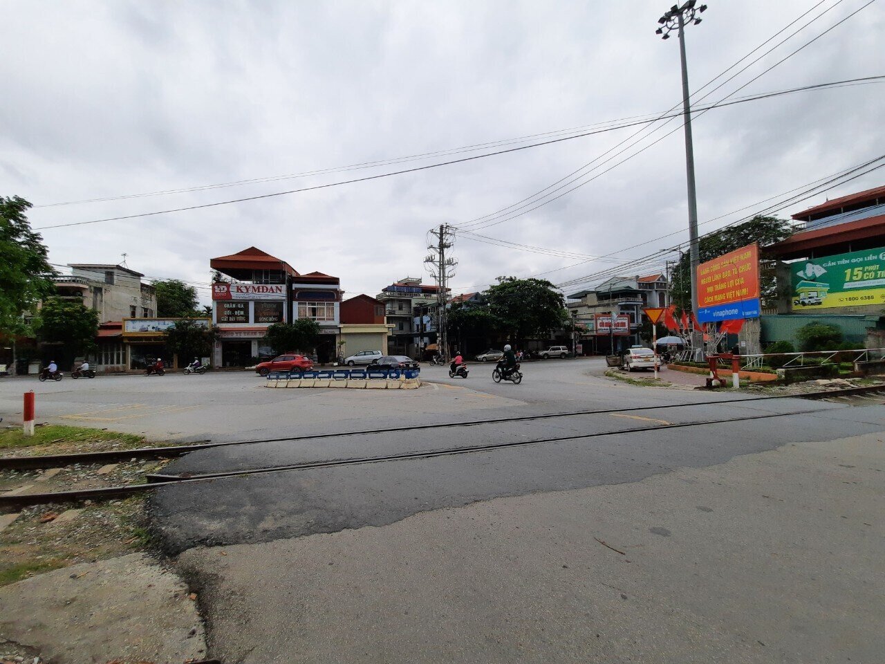 Trao đổi với PV B&aacute;o Giao th&ocirc;ng, &ocirc;ng Nguyễn Hồng Quảng, Ph&oacute; Chủ tịch UBND phường Trưng Vương cho biết: Trước thực trạng tiềm ẩn nguy cơ mất ATGT ở ng&atilde; ba Trưng Vương, từ l&acirc;u, phường v&agrave; người d&acirc;n đ&atilde; kiến nghị với Sở GTVT tỉnh Quảng Ninh, C&ocirc;ng ty cổ phần BOT Đại Dương nghi&ecirc;n cứu mở rộng kh&uacute;c cua hướng rẽ phải từ Hạ Long v&agrave;o nội thị TP U&ocirc;ng B&iacute;, thu hẹp vỉa h&egrave;, đưa hệ thống tho&aacute;t nước dọc v&agrave;o ph&iacute;a trong vỉa h&egrave;&hellip;