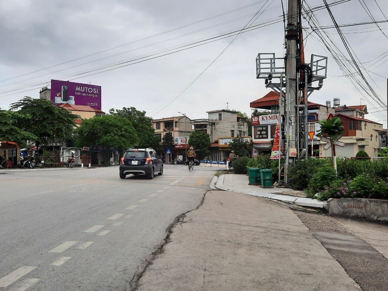 Mặt kh&aacute;c, kh&ocirc;ng hiểu v&igrave; l&yacute; do g&igrave;, tại lối rẽ từ QL18A v&agrave;o đường nội thị TP U&ocirc;ng B&iacute;, cơ quan chức năng lại thiết kế một đoạn vỉa h&egrave; vươn ra đường khiến cho lối rẽ đ&atilde; nhỏ lại c&agrave;ng th&ecirc;m hẹp.