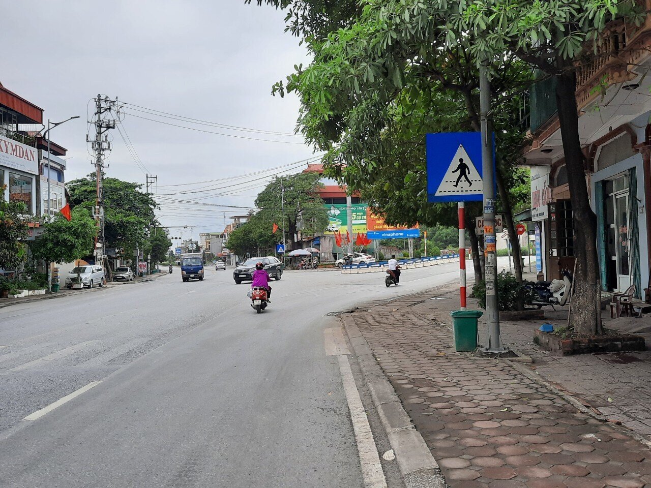 Hiện trạng n&uacute;t giao c&oacute; mặt bằng hẹp, lưu lượng phương tiện tr&ecirc;n QL18A rất cao. Trong đ&oacute;, hướng rẽ phải từ QL18A (theo hướng Hạ Long &ndash; H&agrave; Nội) v&agrave;o đường Trưng Vương bị khuất tầm nh&igrave;n bởi cột điện, c&acirc;y xanh, biển quảng c&aacute;o, m&aacute;i t&ocirc;n, m&aacute;i che của c&aacute;c nh&agrave; d&acirc;n sinh sống ven đường.