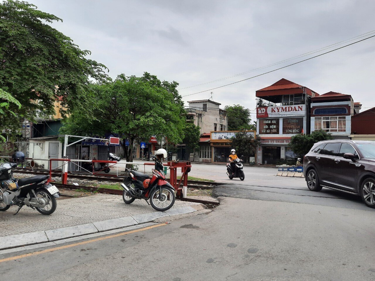 Đ&aacute;ng n&oacute;i, cả hai l&agrave;n đường từ ngo&agrave;i rẽ v&agrave;o v&agrave; từ trong nội thị TP U&ocirc;ng B&iacute; rẽ ra đều bị &ldquo;thắt cổ chai&rdquo; ở khu vực tiếp gi&aacute;p với đường t&agrave;u. Hiện trạng n&agrave;y khiến cho người điều khiển phương tiện bị khuất tầm nh&igrave;n khi đến điểm giao cắt trước khi nhập l&agrave;n v&agrave;o QL18A v&agrave; ngược lại từ l&agrave;n QL18A v&agrave;o đường nội thị.