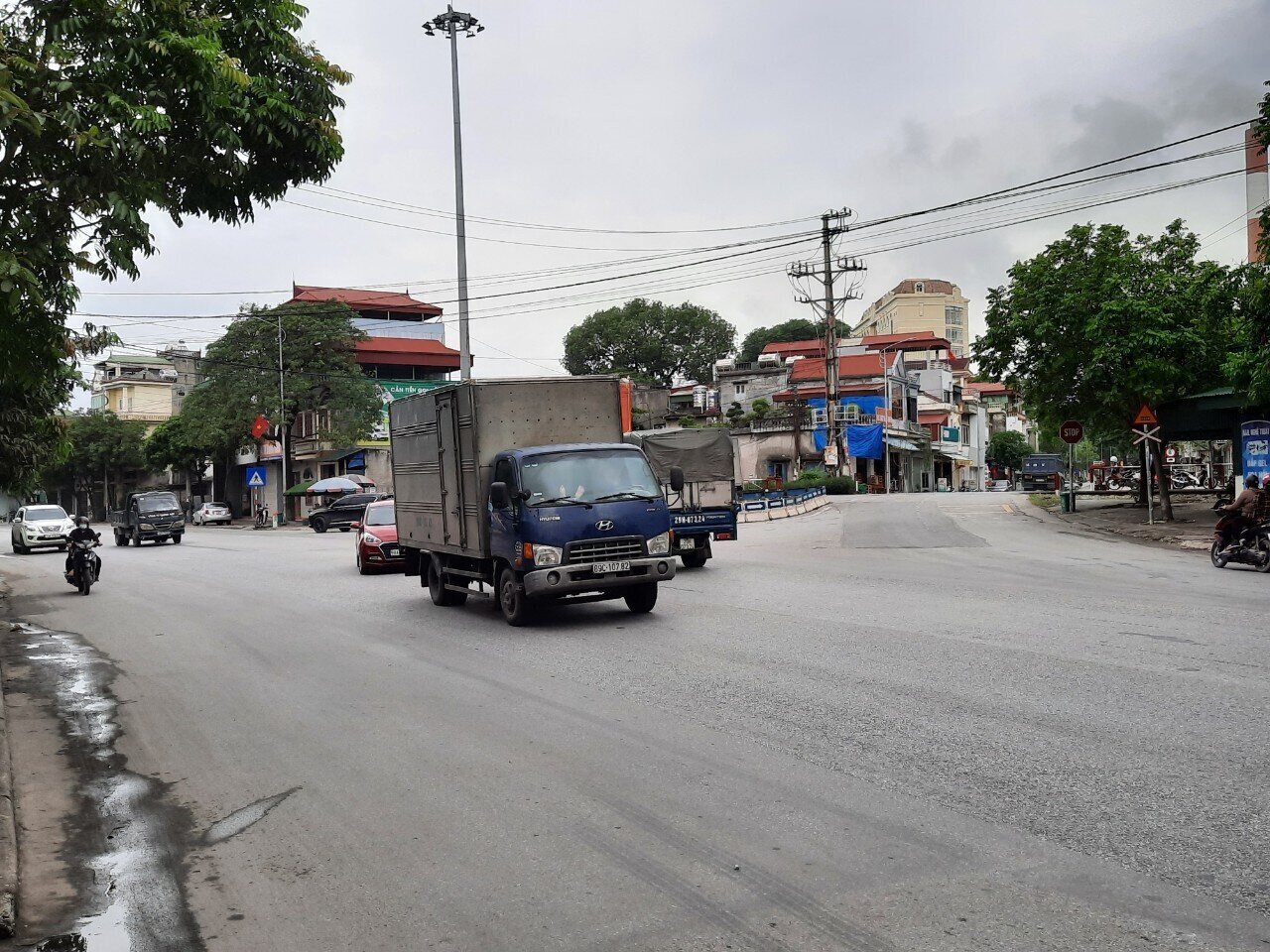 Từ đ&oacute;, đ&atilde; cơ bản thống nhất một số giải ph&aacute;p để khắc phục. Trước mắt, UBND TP U&ocirc;ng B&iacute; chỉ đạo UBND phường Trưng Vương trong th&aacute;ng 6/2022 phải tổ chức ph&aacute;t quang c&acirc;y cối, giải tỏa, th&aacute;o dỡ lều qu&aacute;n, biển quảng c&aacute;o, m&aacute;i t&ocirc;n, m&aacute;i che của c&aacute;c hộ d&acirc;n sinh sống khu vực n&uacute;t giao. Về l&acirc;u d&agrave;i, C&ocirc;ng ty CP BOT Đại Dương r&agrave; so&aacute;t, b&aacute;o c&aacute;o xin ph&eacute;p cải tạo, mở rộng kh&uacute;c cua, thu hẹp vỉa h&egrave;, đưa hệ thống tho&aacute;t nước dọc v&agrave;o ph&iacute;a trong vỉa h&egrave;...