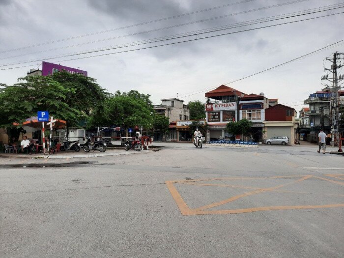 C&ograve;n tr&ecirc;n đường Trưng Vương, ngay lối rẽ ở điểm "thắt cổ chai", người d&acirc;n lấn chiếm để b&aacute;n h&agrave;ng đ&atilde; l&agrave;m khuất tầm nh&igrave;n của người điều khiển phương tiện. Hướng rẽ phải từ đường Trưng Vương ra QL18A đi H&agrave; Nội cũng bị khuất tầm nh&igrave;n bởi lều, qu&aacute;n nước, nh&agrave; cao tầng&hellip;