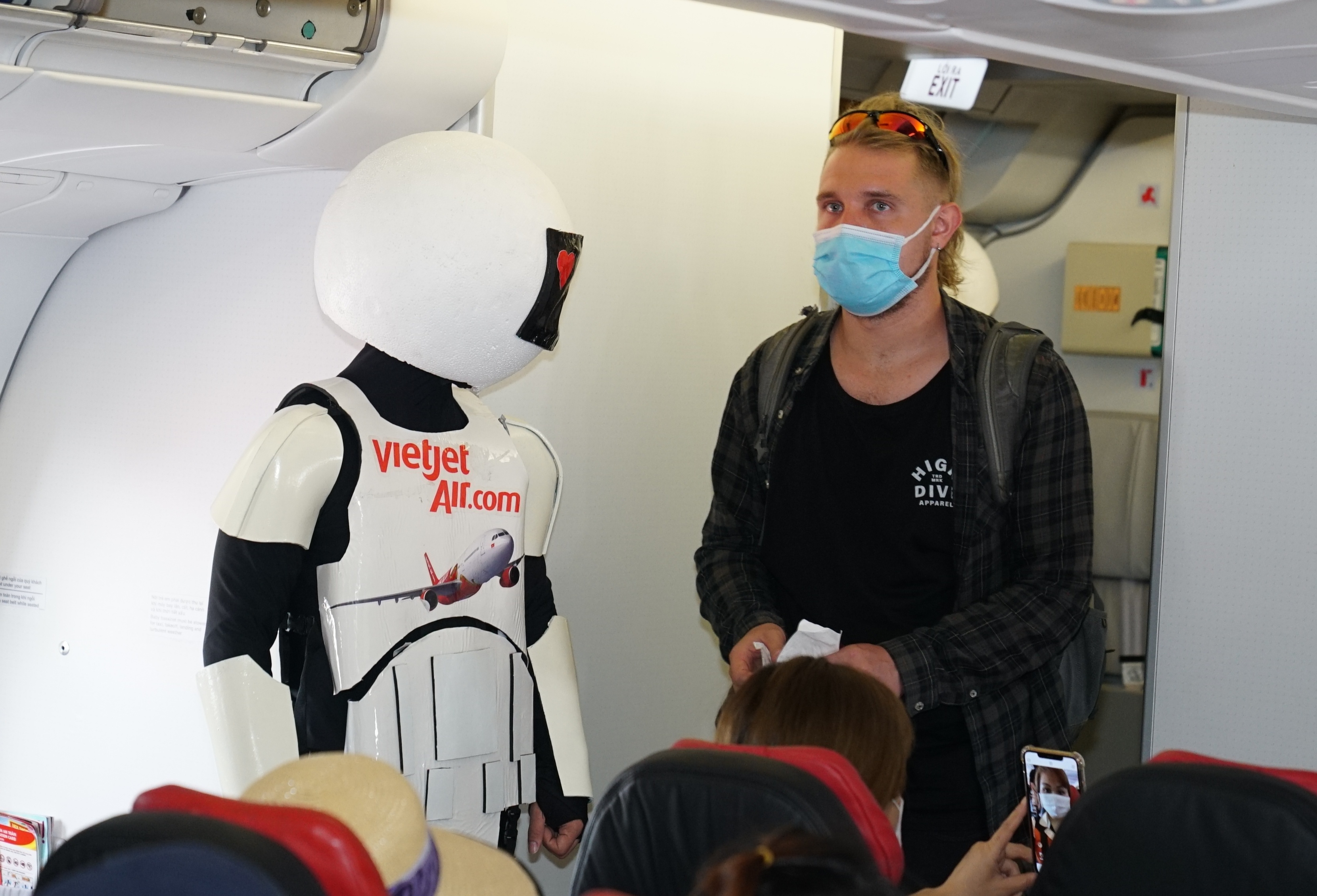 Ngay tại cửa ra t&agrave;u bay, rất nhiều bạn nhỏ đ&atilde; h&ograve; reo vui mừng khi được ch&agrave;o đ&oacute;n bởi c&aacute;c chiến binh robot - nh&acirc;n vật được rất nhiều bạn nhỏ y&ecirc;u qu&yacute; v&agrave; ngưỡng mộ.