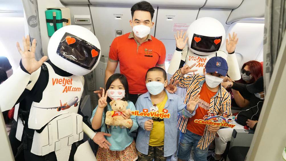 Anh Cường, một kh&aacute;ch h&agrave;ng tr&ecirc;n chuyến bay chia sẻ: &ldquo;T&ocirc;i c&ugrave;ng gia đ&igrave;nh h&ocirc;m nay rất vui khi lần đầu ti&ecirc;n được xem một m&agrave;n tr&igrave;nh diễn của c&aacute;c ch&uacute; robot ngay tr&ecirc;n t&agrave;u bay. Cảm ơn Vietjet đ&atilde; mang tới cho h&agrave;nh kh&aacute;ch những trải nghiệm đặc biệt thế n&agrave;y. C&aacute;c con t&ocirc;i chắc chắn sẽ c&ograve;n khoe với bạn b&egrave; v&agrave; đ&ograve;i bay c&ugrave;ng Vietjet tiếp th&ocirc;i&rdquo;.