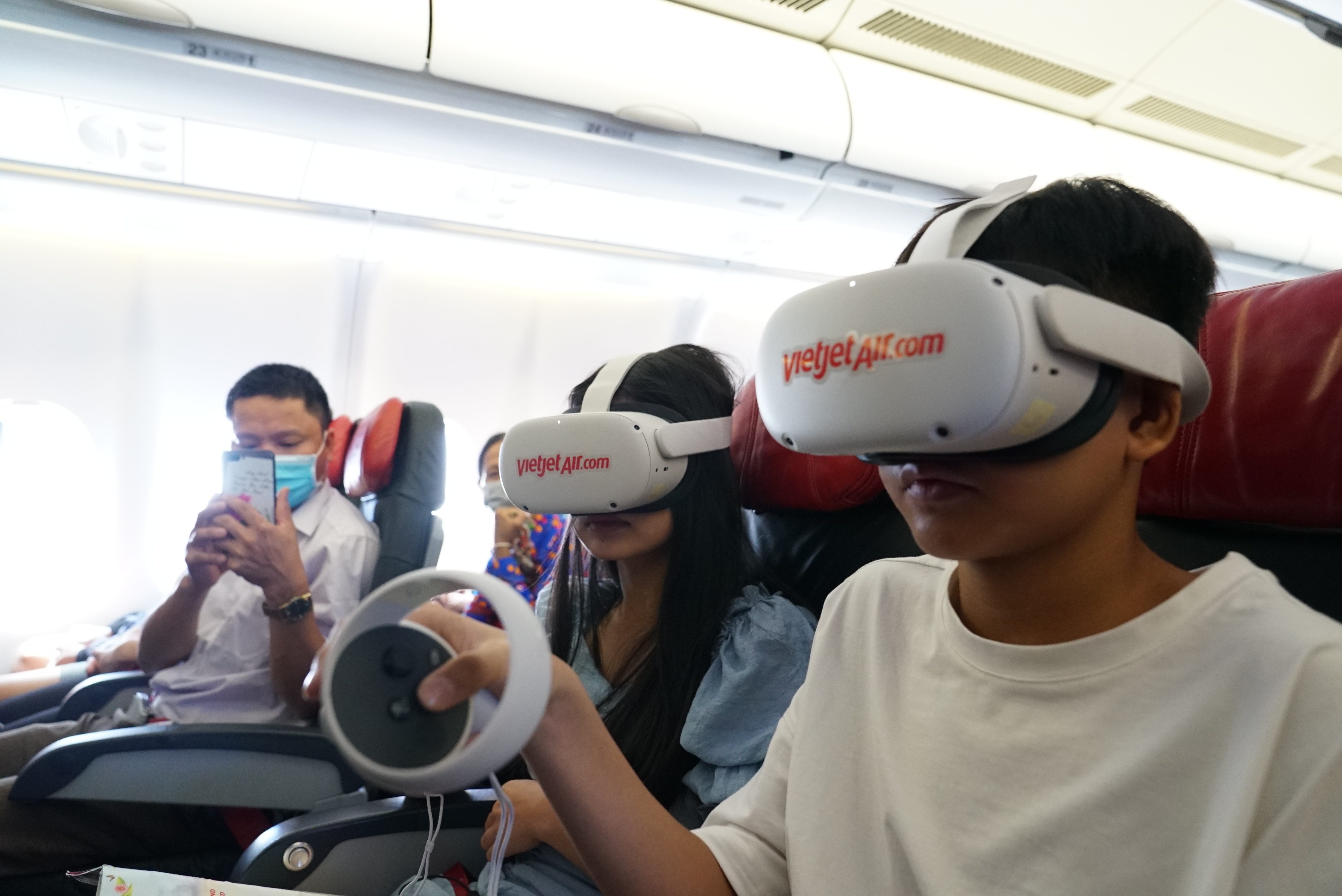 Kh&ocirc;ng chỉ c&oacute; m&agrave;n tr&igrave;nh diễn của c&aacute;c ch&uacute; robot, c&aacute;c kh&aacute;ch h&agrave;ng nhỏ tuổi h&ocirc;m nay c&ograve;n được trải nghiệm kh&ocirc;ng gian thực tế ảo với những h&igrave;nh ảnh sống động của MV ca kh&uacute;c &ldquo;Chuyến bay diệu kỳ - Magic Fly&rdquo; v&agrave; c&aacute;c tr&ograve; chơi trải nghiệm thực tế ảo.