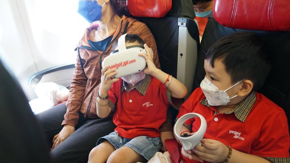 Những trải nghiệm với c&ocirc;ng nghệ hiện đại v&agrave; c&aacute;c sản phẩm dịch vụ tiện &iacute;ch c&ugrave;ng t&agrave;u bay hiện đại, những m&oacute;n ăn n&oacute;ng tươi ngon, c&aacute;c dịch vụ chăm s&oacute;c sức khỏe cho kh&aacute;ch h&agrave;ng&hellip; đang được h&atilde;ng h&agrave;ng kh&ocirc;ng Vietjet đầu tư v&agrave; li&ecirc;n tục cải tiến nhằm mang tới cho kh&aacute;ch h&agrave;ng của m&igrave;nh những trải nghiệm bay tốt đẹp nhất tr&ecirc;n khắp mạng bay trong nước v&agrave; quốc tế.