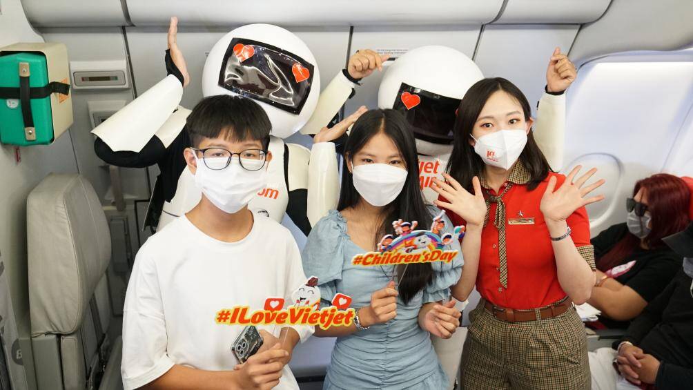 H&egrave; đến rồi, những chuyến bay Vietjet sẵn s&agrave;ng ch&agrave;o đ&oacute;n người d&acirc;n v&agrave; du kh&aacute;ch trở lại với những điểm đến hấp dẫn, những b&atilde;i biển nắng v&agrave;ng rực rỡ Nha Trang, Đ&agrave; Nẵng, Ph&uacute; Quốc, Bali, Phuket&hellip; hay những trải nghiệm du lịch Ấn Độ huyền b&iacute;, Th&aacute;i Lan, Singapore, Malaysia s&ocirc;i động&hellip;