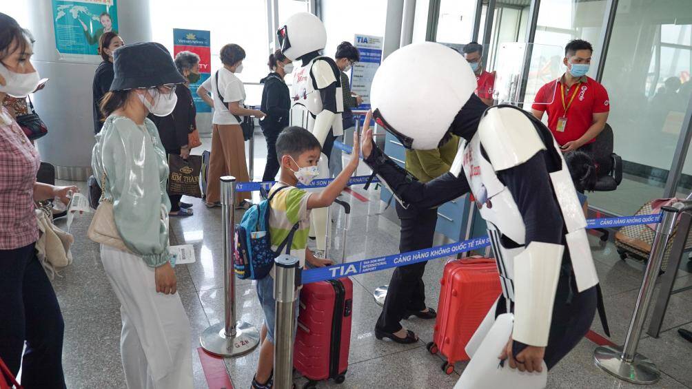 Mừng ng&agrave;y Quốc tế Thiếu nhi 1/6, Vietjet đ&atilde; mang tới cho những kh&aacute;ch nhỏ tuổi của m&igrave;nh m&oacute;n qu&agrave; bất ngờ l&agrave; sự xuất hiện của c&aacute;c chiến binh robot c&ugrave;ng với vũ điệu s&ocirc;i động, trẻ trung v&agrave; cuốn h&uacute;t.