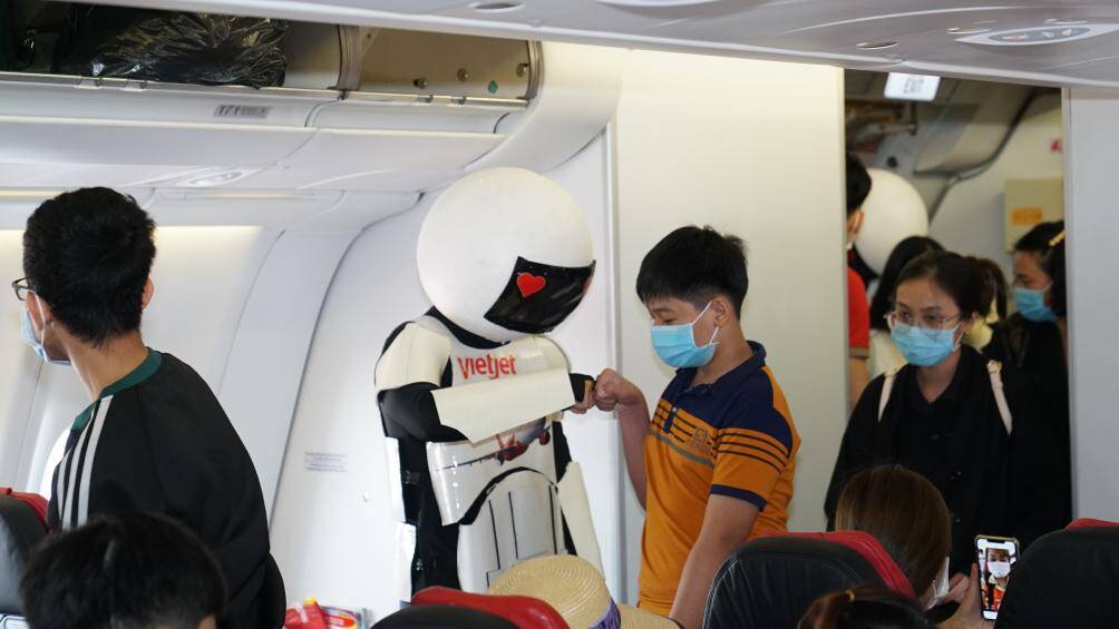 Kh&ocirc;ng chỉ c&aacute;c bạn nhỏ, c&aacute;c h&agrave;nh kh&aacute;ch bay c&ugrave;ng Vietjet trong dịp đặc biệt n&agrave;y cũng h&agrave;o hứng ghi lại những h&igrave;nh ảnh c&ugrave;ng với robot trẻ trung, năng động v&agrave; th&acirc;n thiện.
