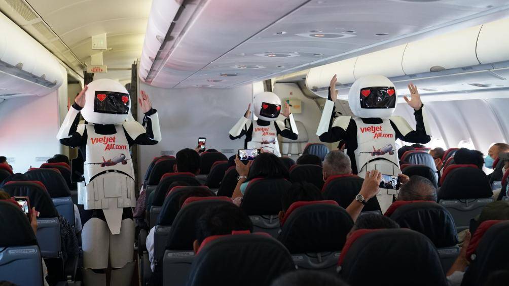 H&igrave;nh ảnh robot tr&ecirc;n khoang kh&aacute;ch.