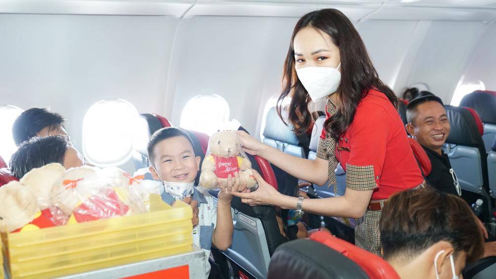 Phi h&agrave;nh đo&agrave;n Vietjet h&ocirc;m nay cũng đặc biệt d&agrave;nh tặng c&aacute;c kh&aacute;ch h&agrave;ng nhỏ tuổi của m&igrave;nh những m&oacute;n qu&agrave; l&agrave; gấu b&ocirc;ng, m&aacute;y bay b&ocirc;ng v&agrave; những lời ch&uacute;c tốt đẹp nhất gửi tới những chủ nh&acirc;n tương lai của kỷ nguy&ecirc;n số.
