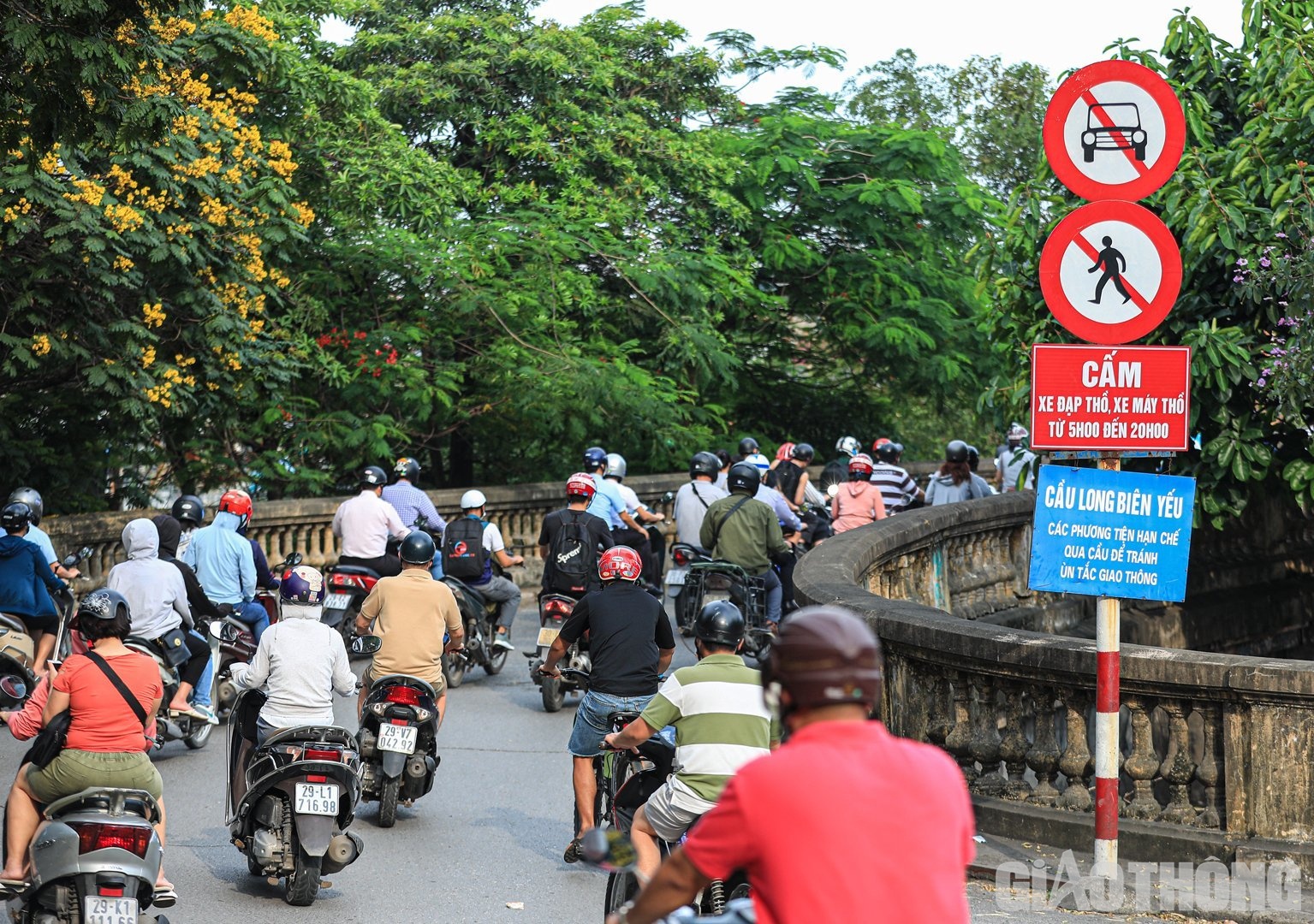 Mặc d&ugrave; đầu cầu c&oacute; c&aacute;c biển cấm v&agrave; biển cảnh b&aacute;o nhưng lưu lượng phương tiện qua cầu vẫn rất đ&ocirc;ng