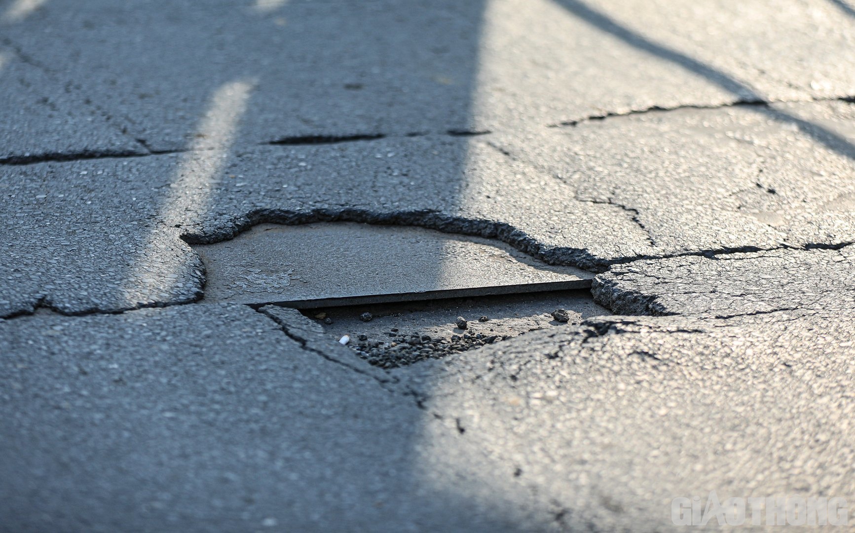 Mặt cầu bị bong tr&oacute;c, lộ cả tấm đan b&ecirc;n dưới, tạo th&agrave;nh c&aacute;c ổ g&agrave;.