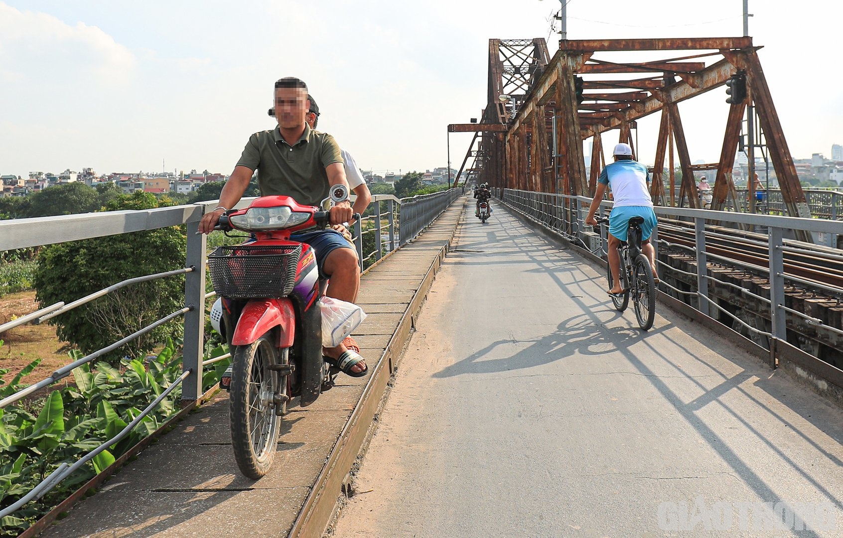 Nhiều xe m&aacute;y đi l&ecirc;n lối đi bộ h&agrave;nh n&agrave;y để l&ecirc;n, xuống b&atilde;i giữa, g&acirc;y &aacute;p lực l&ecirc;n c&aacute;c tấm đan, khiến tấm đan dễ vỡ, rất nguy hiểm. Ng&agrave;y 4/5 vừa qua cũng đ&atilde; xảy ra vụ sập tấm đan tr&ecirc;n lối đi n&agrave;y.