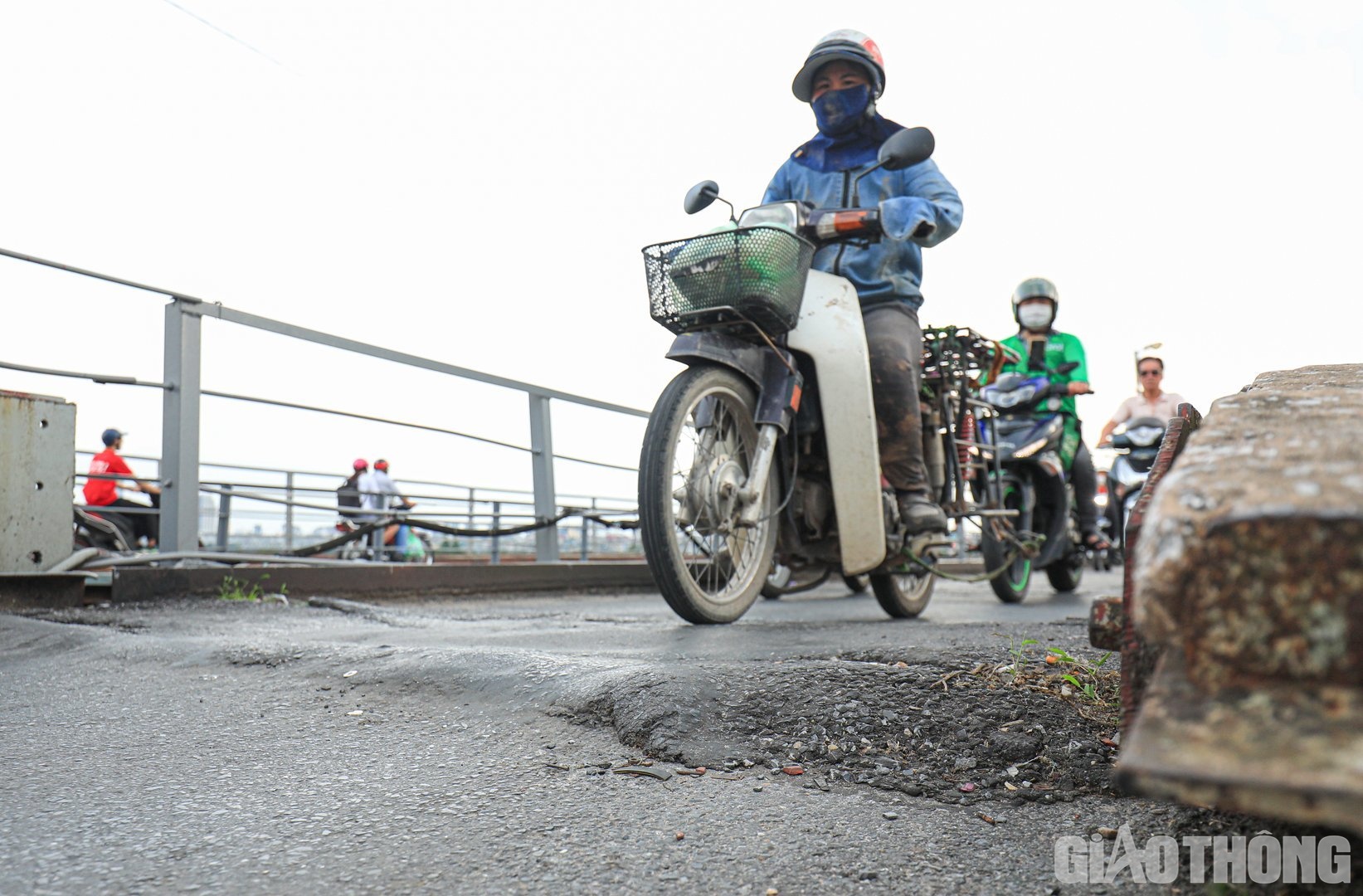 Mặt đường lồi l&otilde;m, ổ g&agrave;, khiến c&aacute;c phương tiện đi lại kh&oacute; khăn. &Ocirc;ng T&ocirc; Đ&igrave;nh L&atilde;ng, Ph&oacute; ph&ograve;ng Kĩ thuật an to&agrave;n C&ocirc;ng ty CP Đường sắt H&agrave; Hải cho biết, cầu Long Bi&ecirc;n đ&atilde; khai th&aacute;c 121 năm. Hiện tại c&aacute;c kết cấu th&eacute;p đ&atilde; m&ograve;n rỉ, c&aacute;c n&uacute;t giữa dầm dọc v&agrave; dầm ngang đường sắt, sơn bề mặt kết cấu bị bạc m&agrave;u. Đặc biệt tại phần đường xe m&aacute;y, xe th&ocirc; sơ, nhiều vị tr&iacute; tấm đan bị vỡ &acirc;m, mặt đường bộ xe th&ocirc; sơ bị bong bật nhựa, tạo th&agrave;nh c&aacute;c ổ g&agrave;...