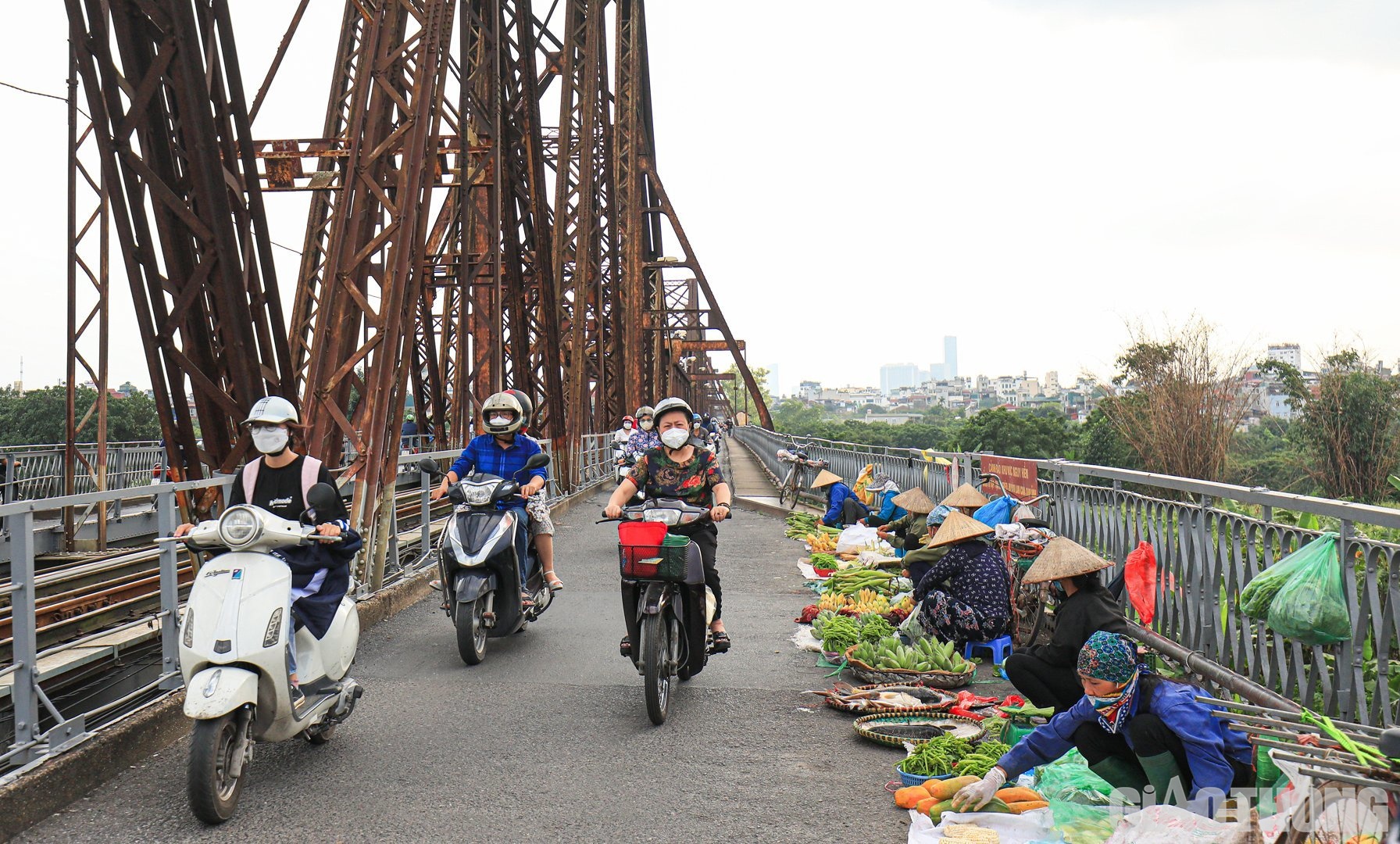 Trong 2 ng&agrave;y tới, đơn vị sẽ tập trung gia cố một số thanh th&eacute;p hệ đỡ ph&iacute;a dưới mặt đường bộ ở c&aacute;c vị tr&iacute; xung yếu để đảm bảo an to&agrave;n. Ảnh: T&igrave;nh h&igrave;nh ANTT phức tạp, họp chợ khu vực c&aacute;nh g&agrave; tr&ecirc;n cầu khiến tập trung người, phương tiện n&ecirc;n nguy cơ mất an to&agrave;n cao.