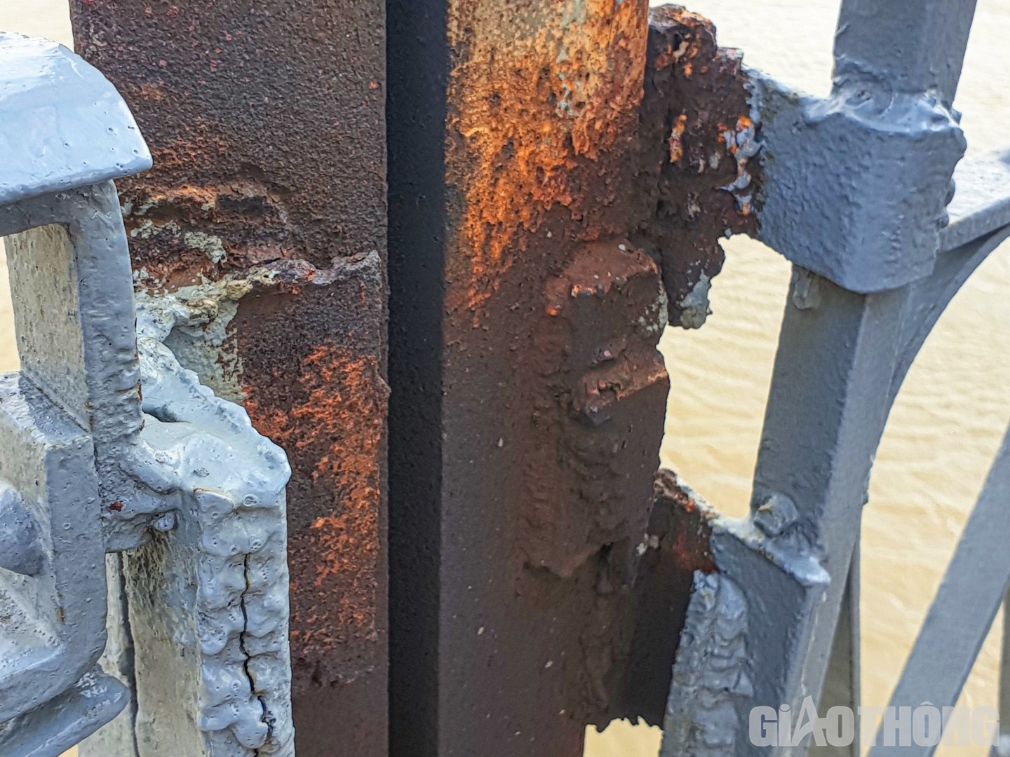 Nhiều mối nối mang t&iacute;nh gia cố, v&aacute; v&iacute;u, han rỉ.