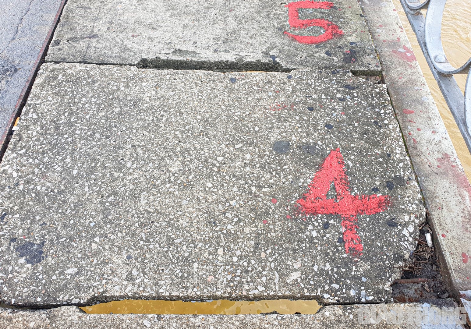 Lối đi d&agrave;nh cho người đi bộ chỉ l&agrave; c&aacute;c tấm đan b&ecirc; t&ocirc;ng lưới, mỏng n&ecirc;n kh&ocirc;ng chịu được tải trọng lớn. Nhiều vị tr&iacute; tấm đan bị vỡ, đơn vị duy tu phải đ&aacute;nh dấu để gia cố