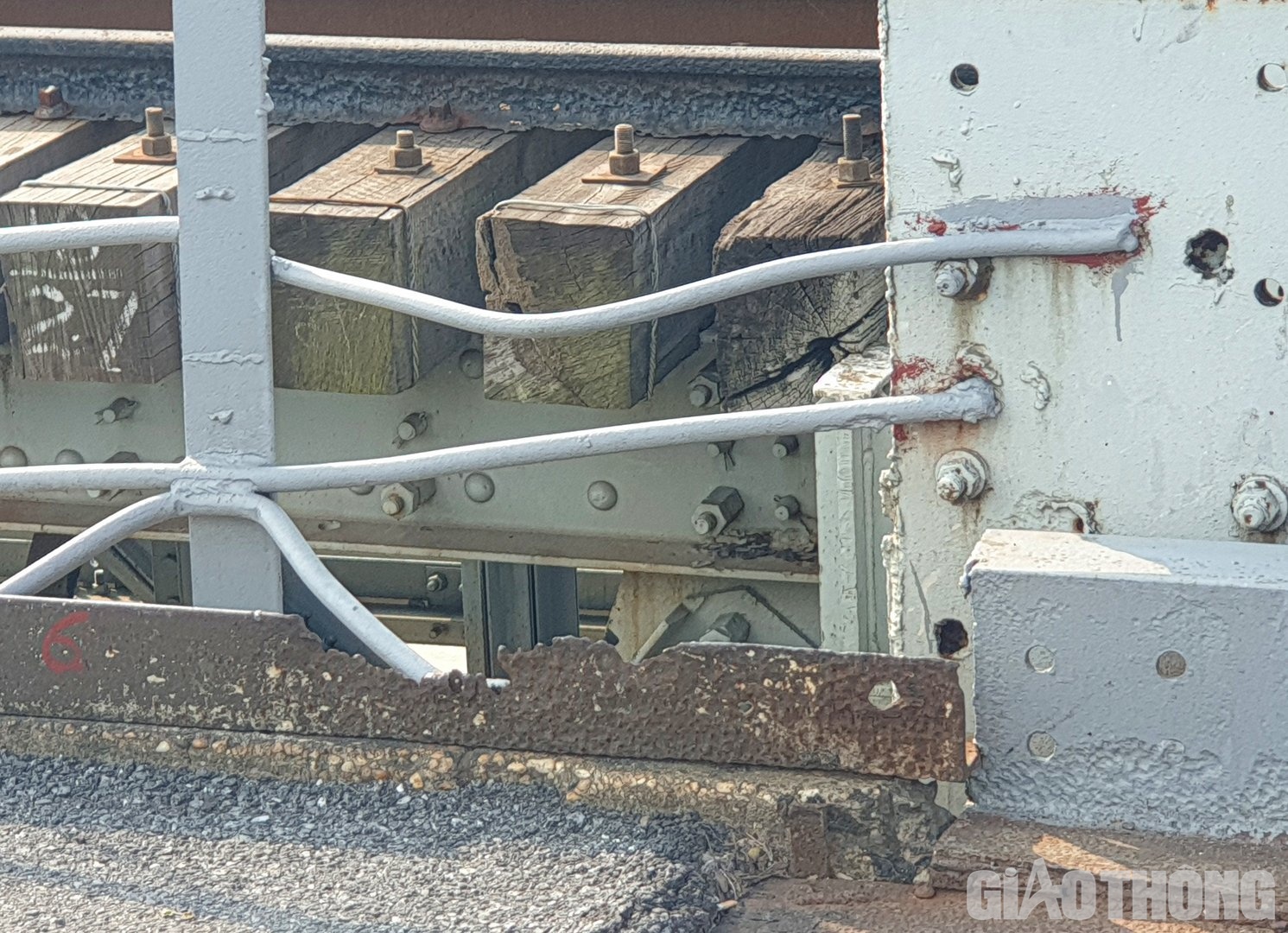 Lan can cầu ph&iacute;a đường sắt bị rỉ, hao m&ograve;n tiết diện, cong v&ecirc;nh v&igrave; bị c&aacute;c phương tiện đ&acirc;m x&ocirc;.