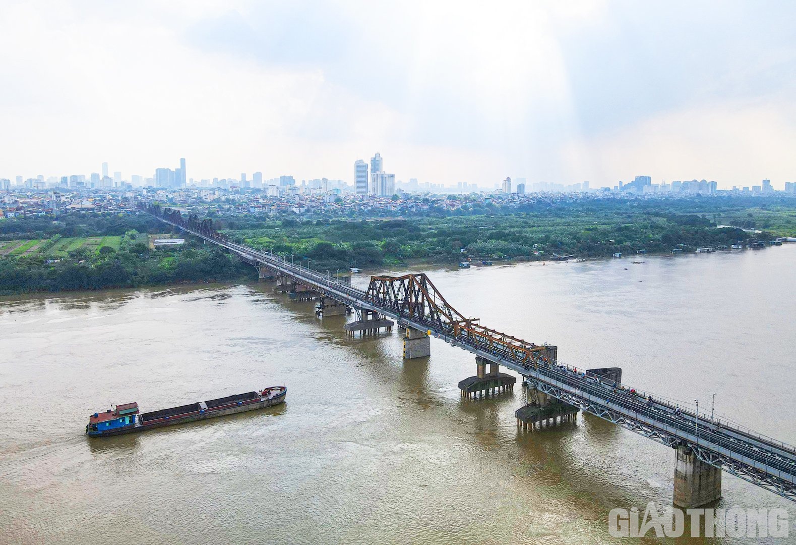 Theo t&igrave;m hiểu của ph&oacute;ng vi&ecirc;n, Bộ GTVT đ&atilde; đưa v&agrave;o kế hoạch vốn năm 2022 cho cầu Long Bi&ecirc;n (ngo&agrave;i vốn bảo dưỡng, sửa chữa thường xuy&ecirc;n) hai đầu t&ecirc;n: Kiểm định to&agrave;n bộ phần đường bộ; Kinh ph&iacute; sửa chữa đường bộ h&agrave;nh, để triển khai sửa chữa thời gian tới