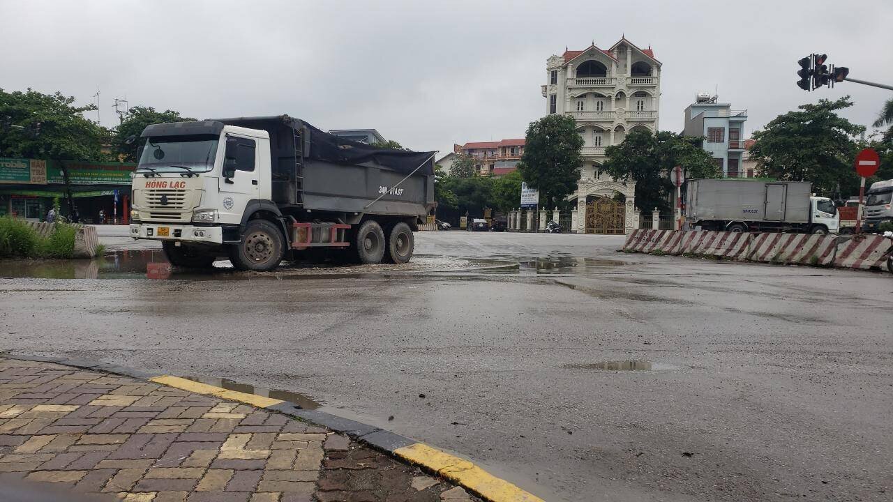 Đại diện Đội CSGT C&ocirc;ng an huyện Cẩm Gi&agrave;ng  v&agrave; Trạm CSGT Ba H&agrave;ng cho hay: "Nhận được phản &aacute;nh, đơn vị sẽ kiểm tra, xử l&yacute; nghi&ecirc;m".