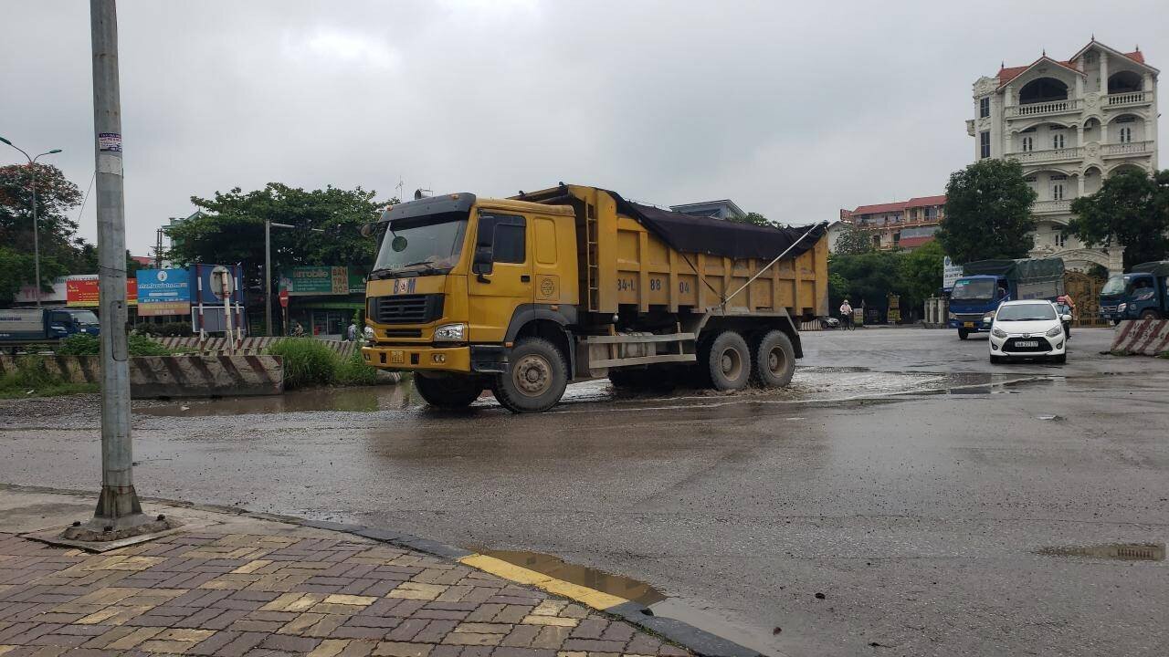 Mỗi ng&agrave;y, c&oacute; đến h&agrave;ng chục, thậm ch&iacute; h&agrave;ng trăm lượt xe tải trọng lớn chở đầy vật liệu x&acirc;y dựng chạy qua khu vực ng&atilde; tư KCN Đại An.