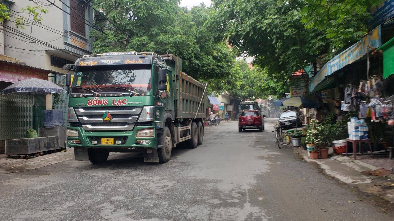 Ở huyện B&igrave;nh Giang (tỉnh Hải Dương), mặc d&ugrave; l&agrave; khu vực đ&ocirc;ng d&acirc;n cư, 2 b&ecirc;n đường c&oacute; hoạt động bu&ocirc;n b&aacute;n của người d&acirc;n nhưng c&aacute;c xe chạy với tốc độ nhanh, đồng thời lu&ocirc;n k&eacute;o theo bụi bẩn.