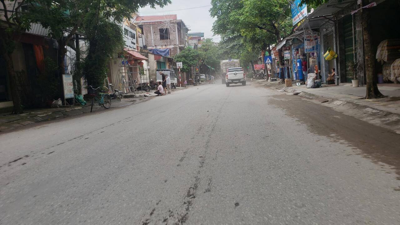 Hai b&ecirc;n đường to&agrave;n đất, c&aacute;t v&agrave; cả vệt b&aacute;nh xe lằn tr&ecirc;n đường.