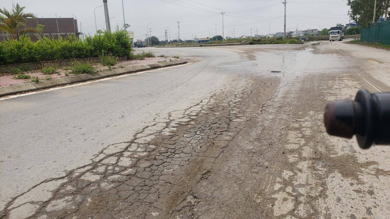 Ghi nhận của PV B&aacute;o Giao th&ocirc;ng, t&igrave;nh trạng xe tải trọng lớn c&oacute; dấu hiệu chở qu&aacute; tải b&ugrave;ng ph&aacute;t trở lại, v&ocirc; tư ho&agrave;nh h&agrave;nh tr&ecirc;n đường cũng g&acirc;y hư hỏng kết cầu hạ tầng giao th&ocirc;ng.