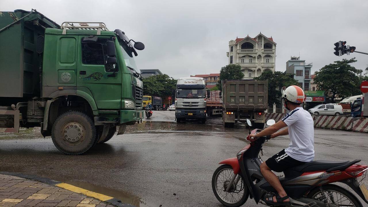 Đ&aacute;ng ch&uacute; &yacute;, tại khu vực ng&atilde; tư KCN Đại An c&oacute; lưu lượng người tham gia giao th&ocirc;ng rất lớn. Việc c&aacute;c xe tải th&agrave;nh th&ugrave;ng cao chở đầy ắp vật liệu x&acirc;y dựng với tần suất d&agrave;y đặc hoạt động khiến t&igrave;nh trạng giao th&ocirc;ng nơi đ&acirc;y th&ecirc;m phức tạp, nguy cơ mất ATGT cao.