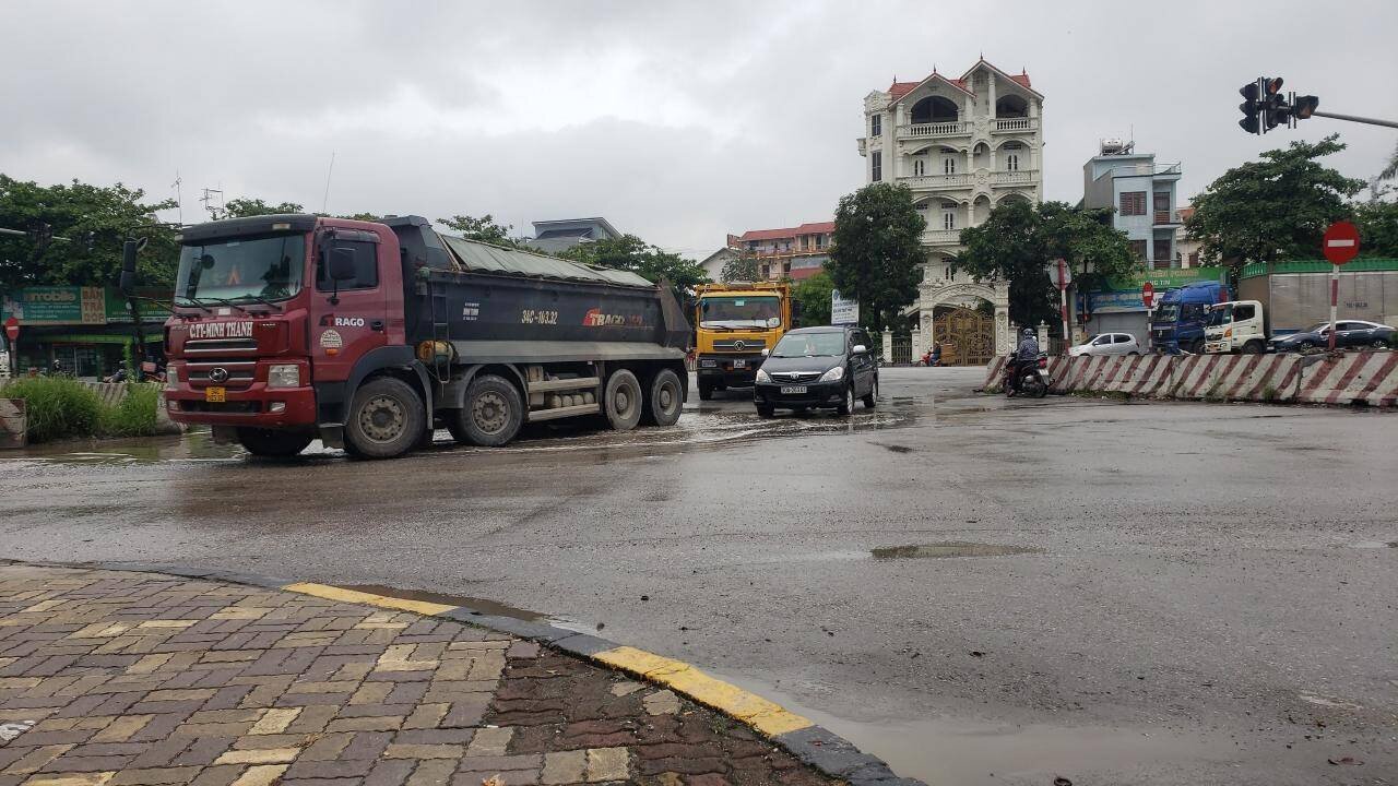 Trong những ng&agrave;y cuối th&aacute;ng 5 v&agrave; đầu th&aacute;ng 6, PV B&aacute;o Giao th&ocirc;ng li&ecirc;n tục ghi nhận t&igrave;nh trạng c&aacute;c đo&agrave;n xe tải trọng lớn, c&oacute; dấu hiệu chở vật liệu x&acirc;y dựng qu&aacute; tải nhưng kh&ocirc;ng che chắn cẩn thận hoạt động li&ecirc;n tục tr&ecirc;n v&agrave; trong đường gom QL5 đoạn khu vực ng&atilde; tư KCN Đại An.