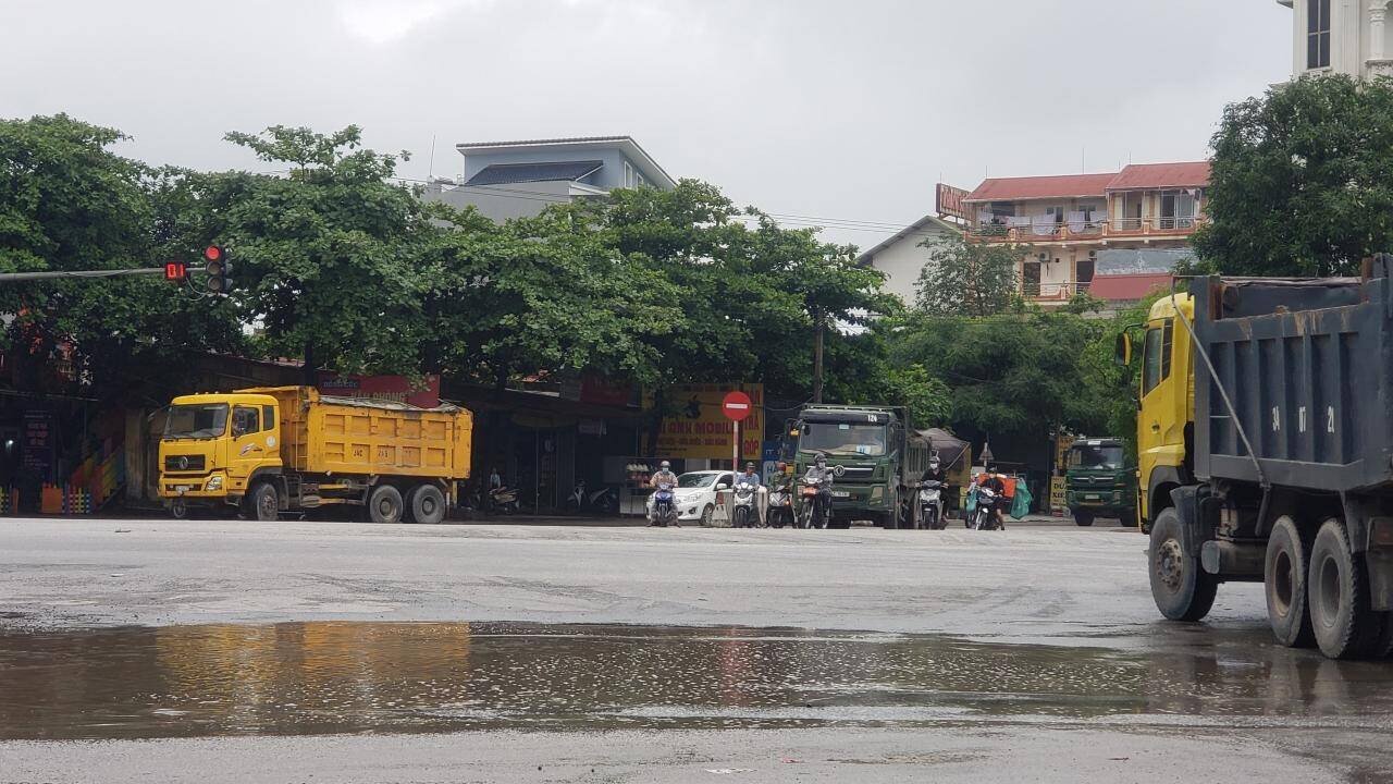 "Mật độ giao th&ocirc;ng ở khu vực n&agrave;y rất lớn n&ecirc;n việc c&aacute;c xe tải trọng lớn hoạt động li&ecirc;n tục, lại chở qu&aacute; tải th&igrave; sẽ v&ocirc; c&ugrave;ng nguy hiểm, g&acirc;y &ocirc; nhiễm m&ocirc;i trường, l&agrave;m hư hỏng đường s&aacute;", anh Trần Mạnh, c&ocirc;ng nh&acirc;n trong KCN Đại An cho biết.