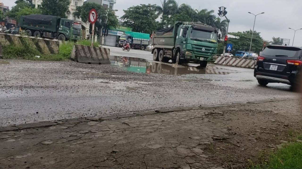 Sau khi ghi nhận t&igrave;nh trạng xe c&oacute; dấu hiệu chở qu&aacute; tải hoạt động li&ecirc;n tục, PV B&aacute;o Giao th&ocirc;ng đ&atilde; li&ecirc;n hệ phản &aacute;nh sự việc với c&aacute;c cơ quan chức năng như Đội CSGT C&ocirc;ng an huyện Cẩm Gi&agrave;ng, Trạm CSGT Ba H&agrave;ng.