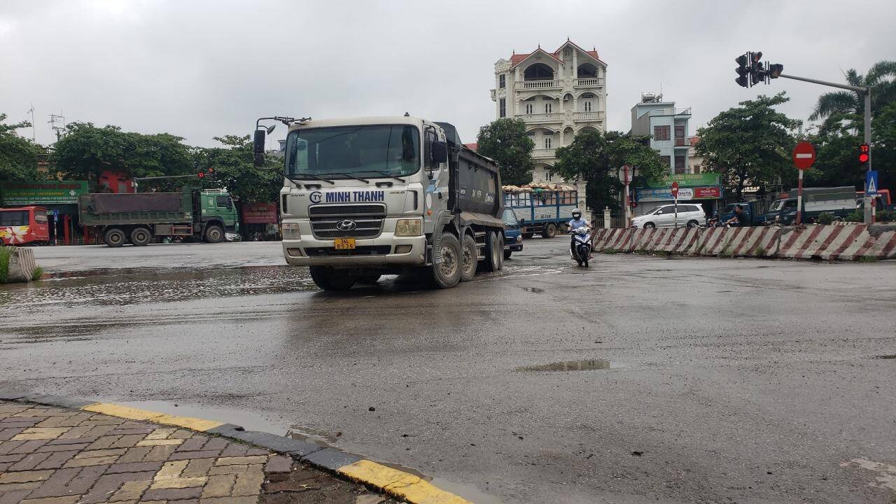 Những xe tải trọng lớn c&oacute; dấu hiệu chở qu&aacute; tải hoạt động li&ecirc;n tục c&oacute; những logo dễ nhận diện như Hồng Lạc, Minh Thanh, B M, Th&agrave;nh Phương... c&ugrave;ng nhiều xe kh&ocirc;ng c&oacute; logo kh&aacute;c.