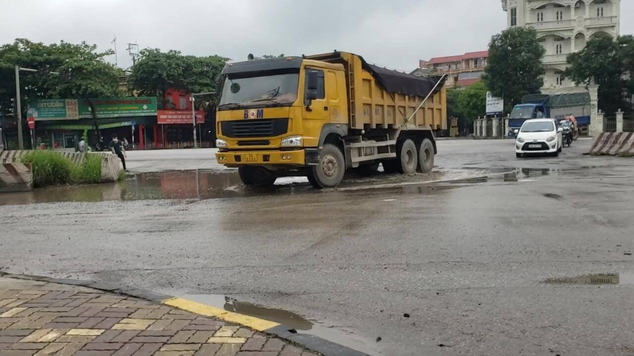 Đại diện C&ocirc;ng an tỉnh Hải Dương cho biết, thời gian qua, đơn vị đ&atilde; triển khai v&agrave; l&agrave;m rất tốt việc tuần tra, kiểm so&aacute;t v&agrave; xử l&yacute; xe tải cơi nới th&agrave;nh th&ugrave;ng, chở h&agrave;ng qu&aacute; tải, tự &yacute; cải tạo phương tiện tr&ecirc;n đường bộ. Việc n&agrave;y khiến cho to&agrave;n bộ tuyến đường tr&ecirc;n địa b&agrave;n tỉnh Hải Dương kh&ocirc;ng c&ograve;n t&igrave;nh trạng xe cơi nới, chở qu&aacute; tải v&agrave; g&acirc;y mất ATGT.