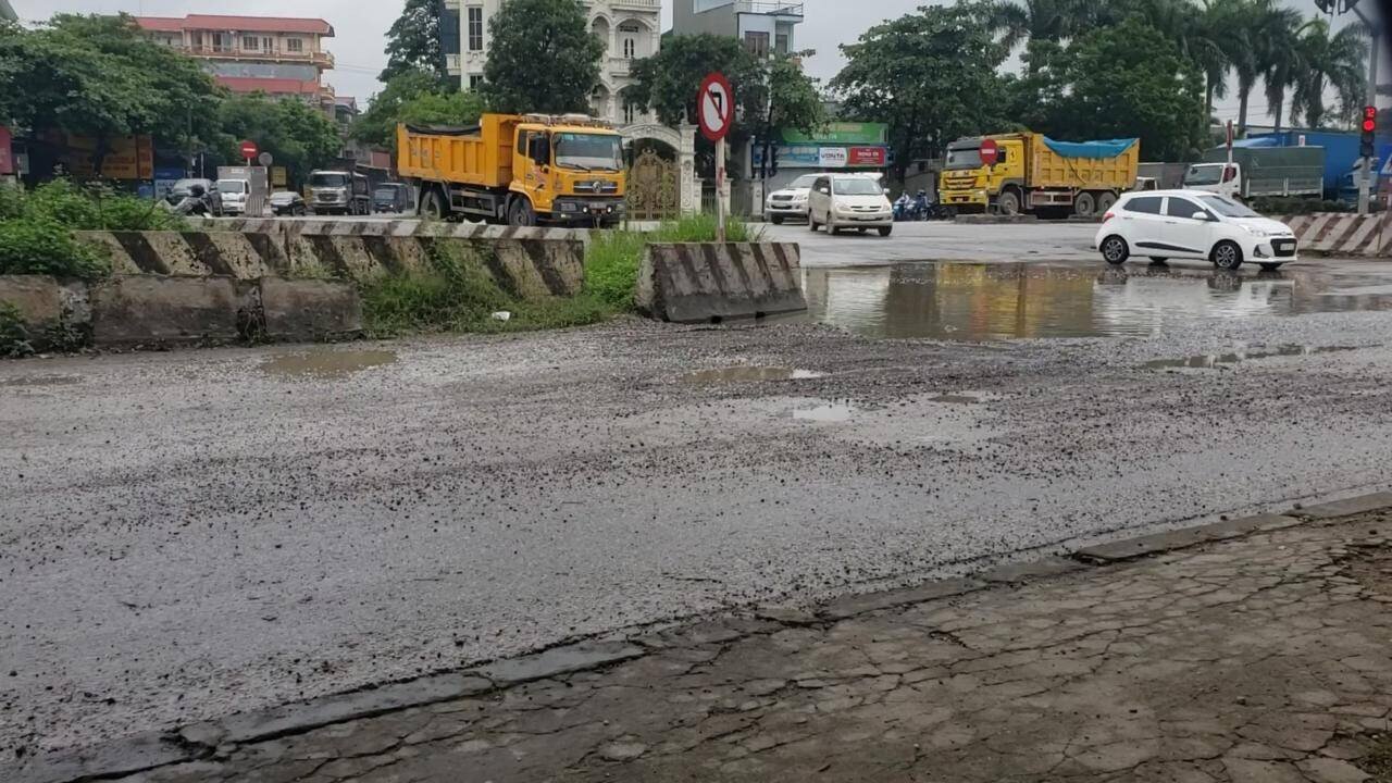 Đoạn đường n&aacute;t nhừ, lầy lội v&igrave; nhiều xe tải trọng lớn qua lại.