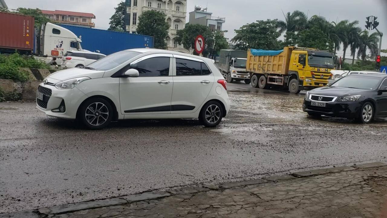 Theo ghi nhận, nhiều xe tải trọng lớn di chuyển từ khu vực gần trạm dừng nghỉ 559 đi QL5 đến khu vực ng&atilde; tư KCN Đại An th&igrave; di chuyển v&agrave;o đường gom QL5. Ngo&agrave;i ra, c&ograve;n c&oacute; xe từ khu vực ở huyện Cẩm Gi&agrave;ng, đi qua đường QL5 rồi rẽ v&agrave;o đường gom v&agrave; c&ugrave;ng hướng về huyện B&igrave;nh Giang.